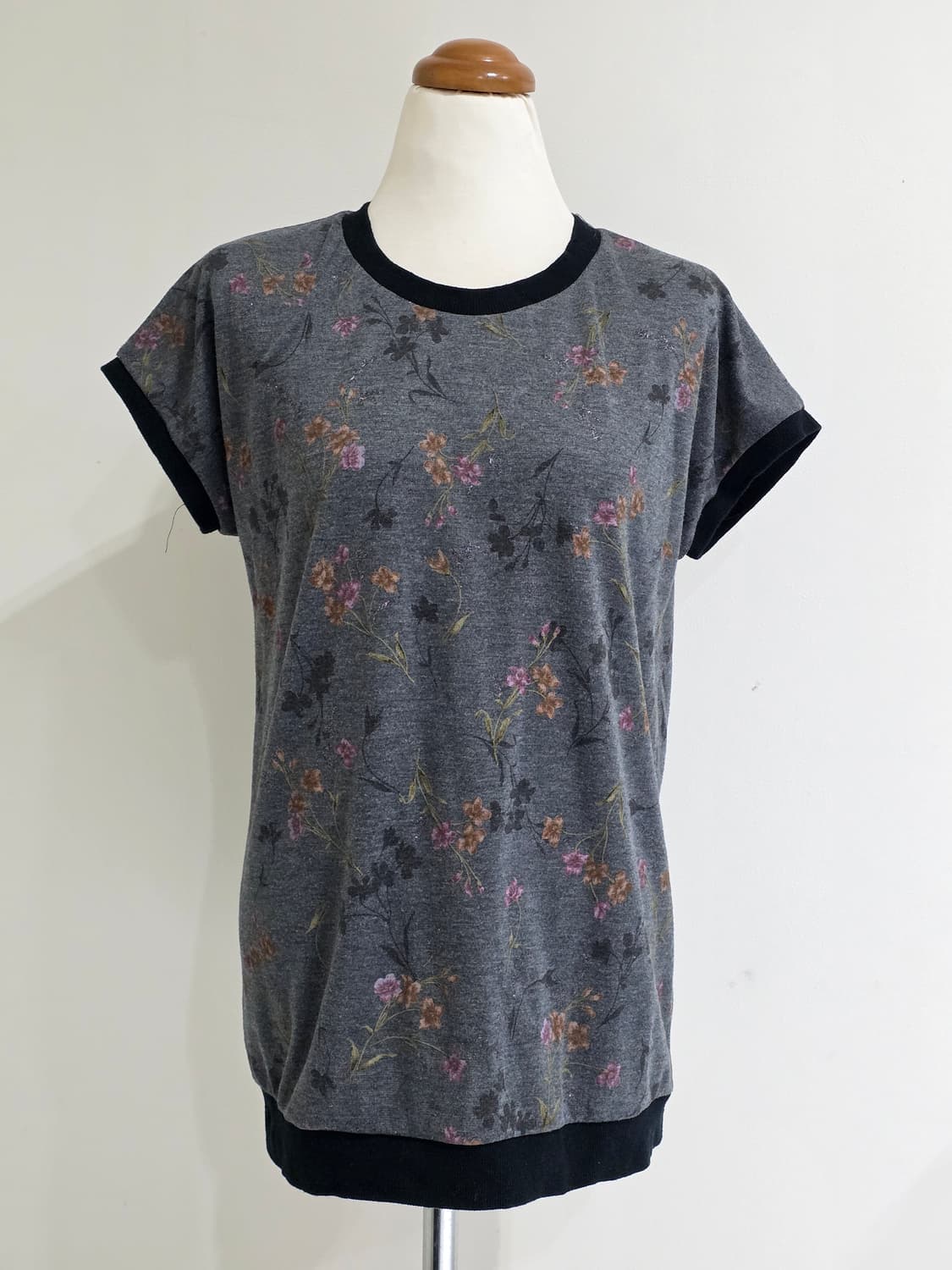 4000원빈티지)플로럴 오리엔탈 보헤미안 모리걸 그레이x블랙 꽃무늬 반팔 상품이미지3
