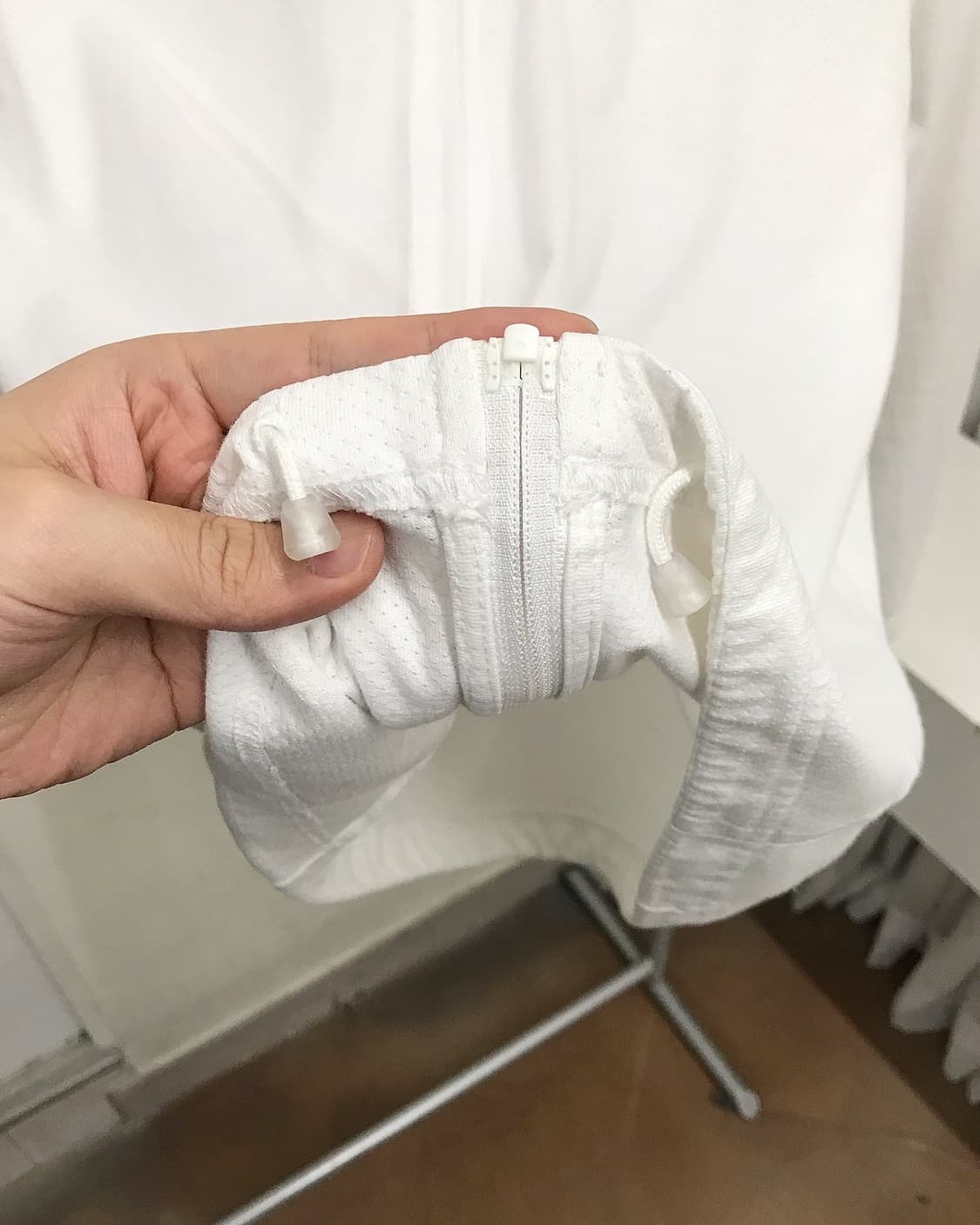 꾸레쥬 로고 화이트 후드집업 상품이미지3