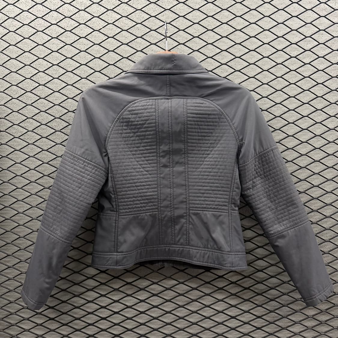 MCM 크롭 캐주얼 퀼티드 자켓 바이커패널 디테일 차콜 상품이미지3