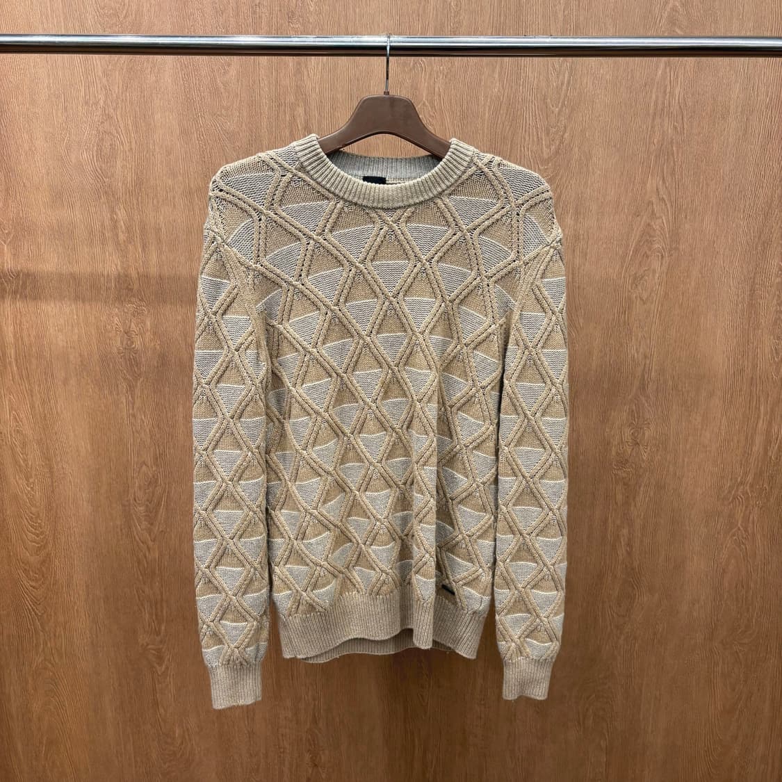 휴고 보스 라운드넥 니트 기하학 패턴 로고 메탈 장식 디테일 베이지 상품이미지2