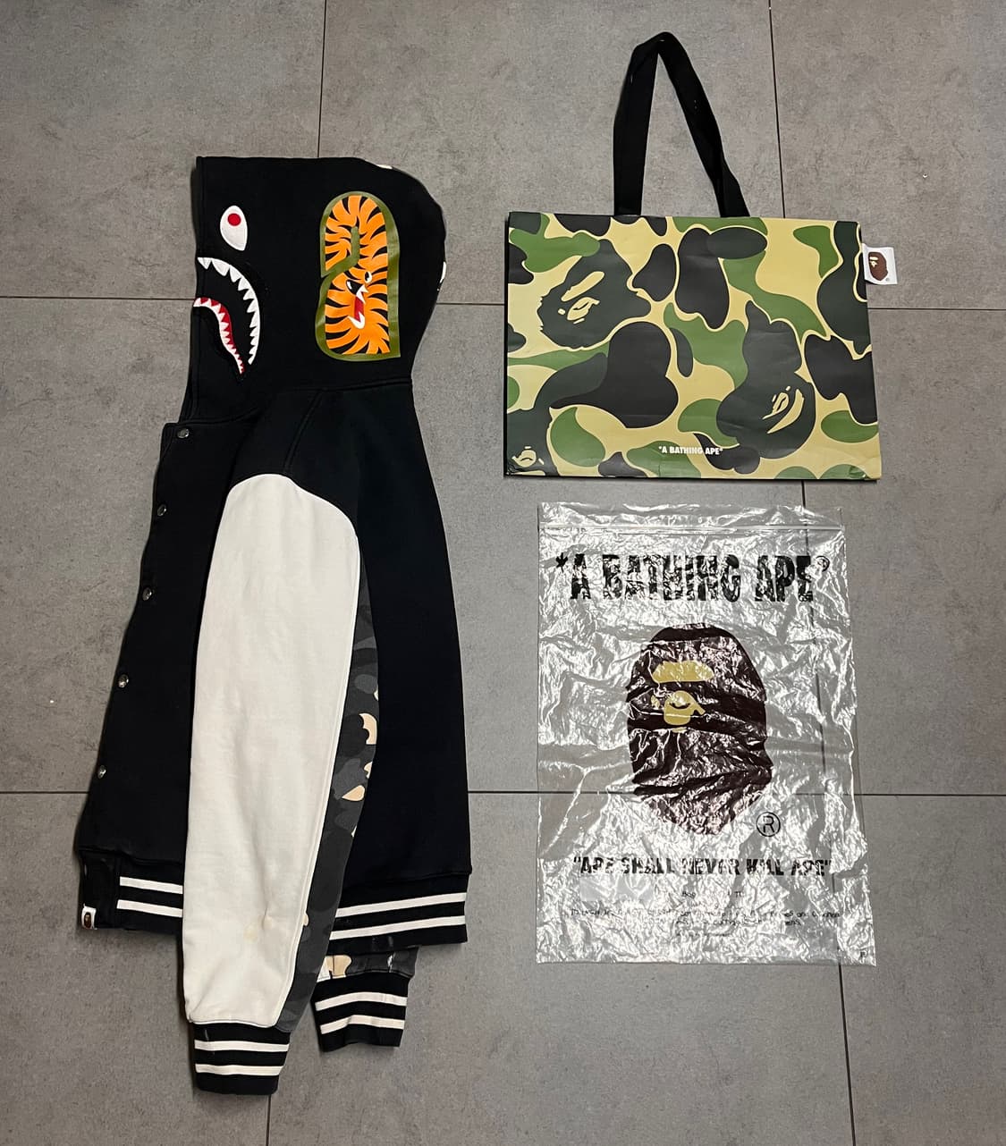 베이프 샤크 바시티 자켓 상품이미지2