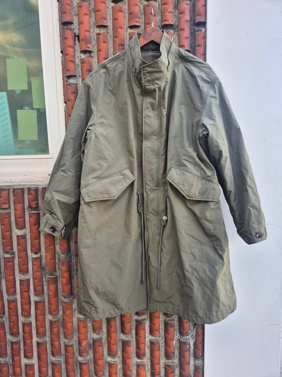 SHIFTG 브랜드의 카키색 야상 코트입니다-100사이즈 상품이미지1