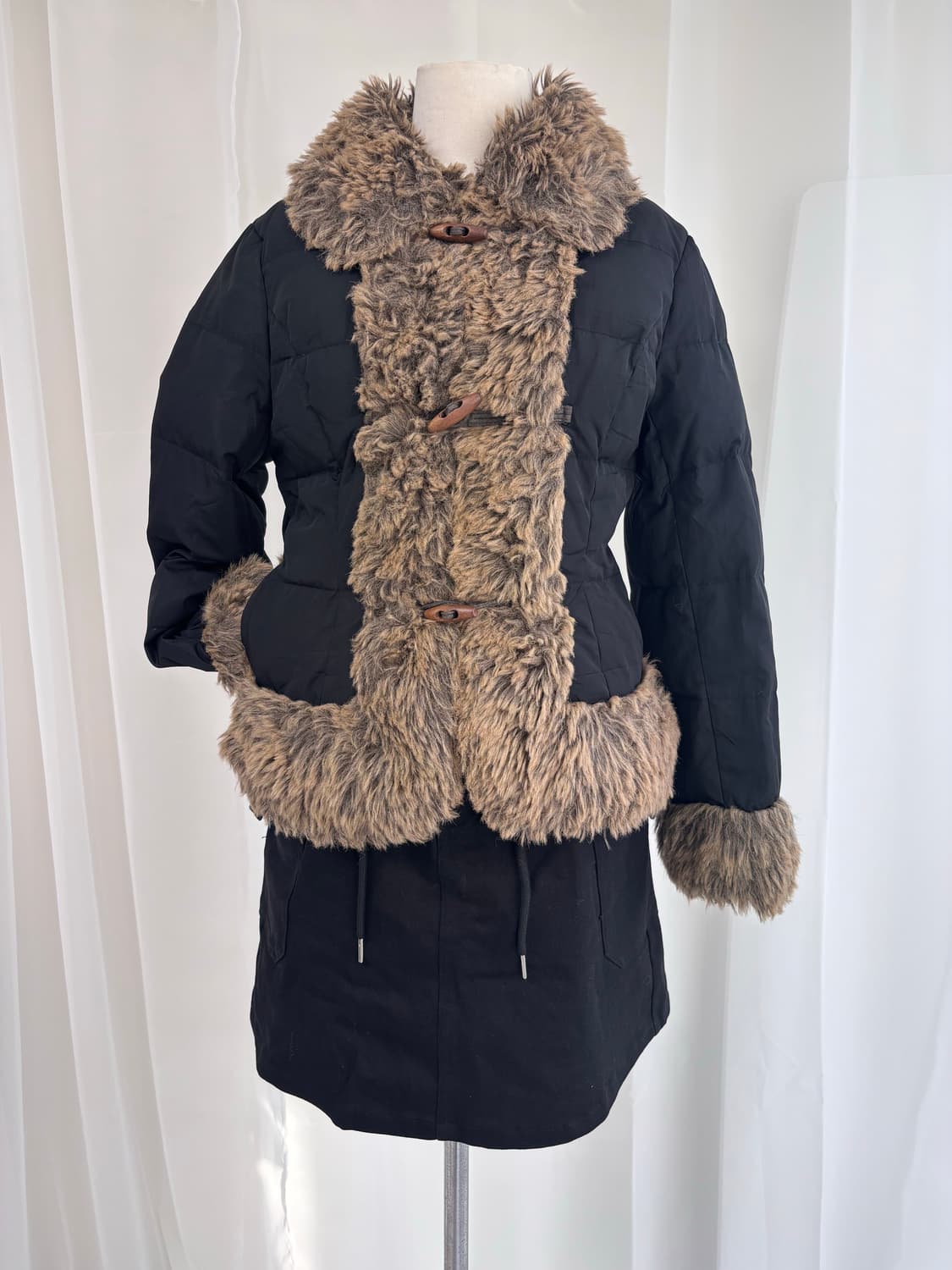 L'est Rose 버키 퍼 배색 토글 패딩 상품이미지1