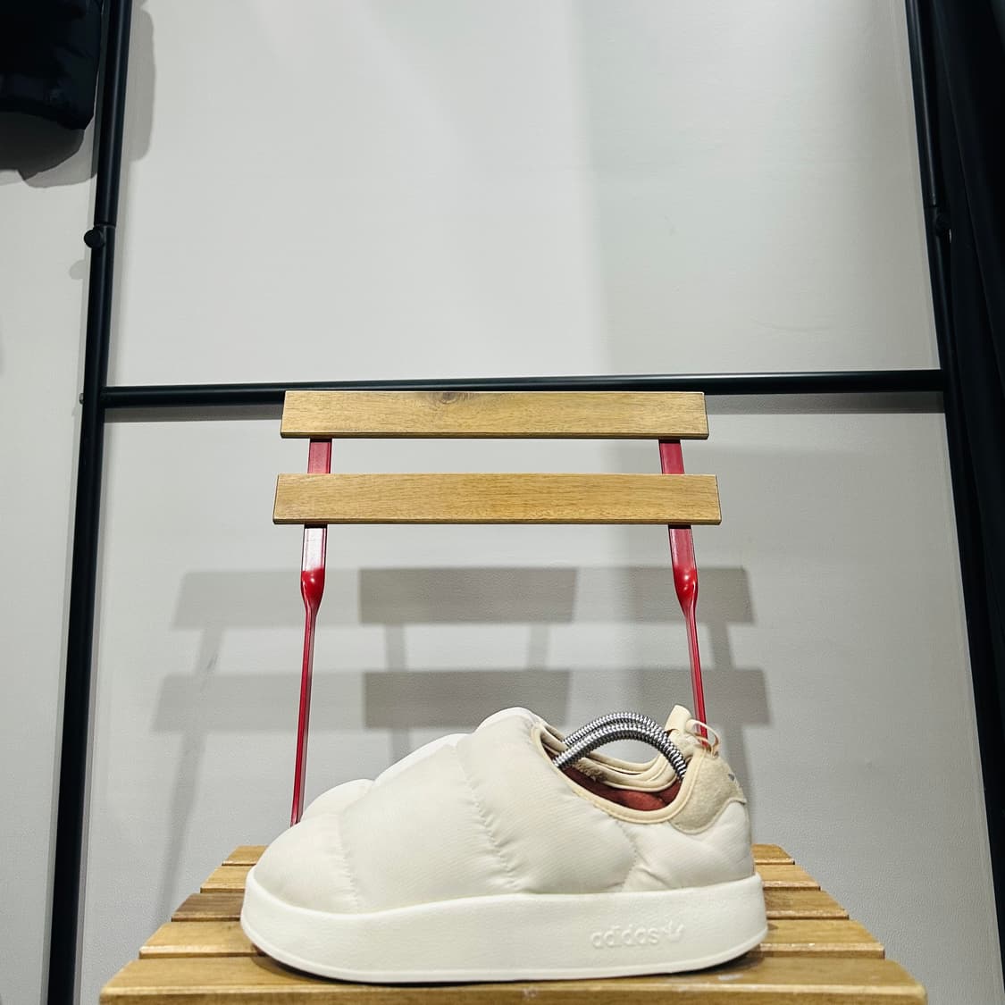 245) 아디다스 패딩화 여성 여자 방한화 퍼피랫 아이보리 뮬 상품이미지3