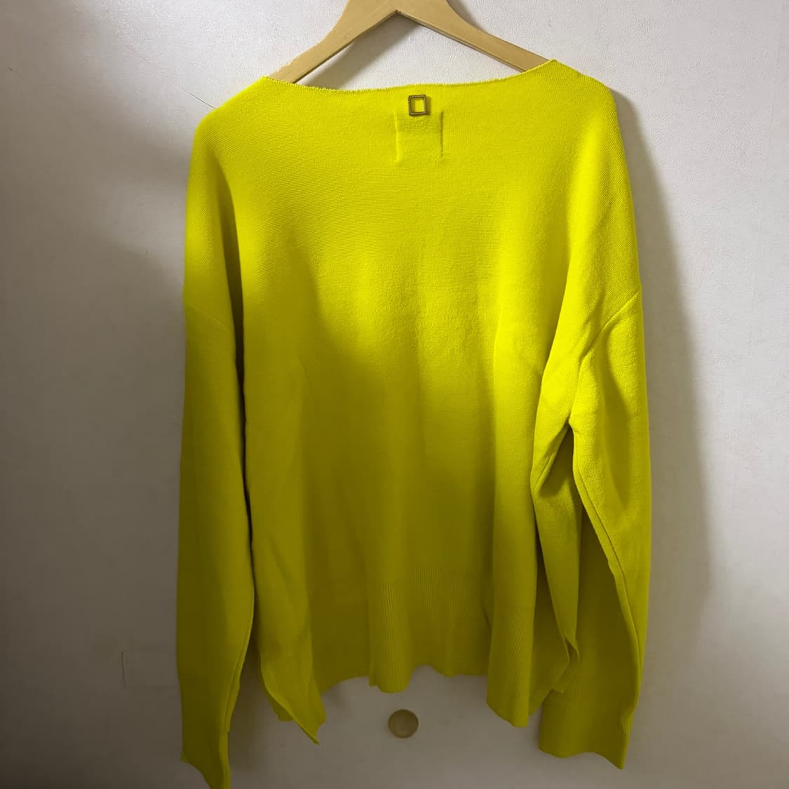 우영미 파리 오버핏 라운드넥 로고 니트  상품이미지6