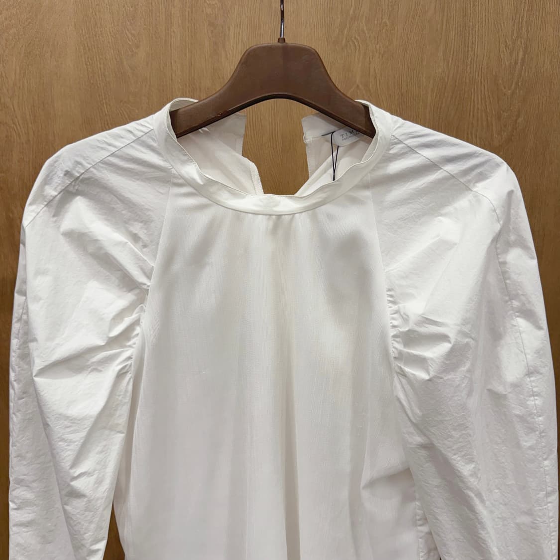 타임 볼륨 슬리브 라운드넥 블라우스 셔링 디테일 미니멀 화이트 상품이미지4