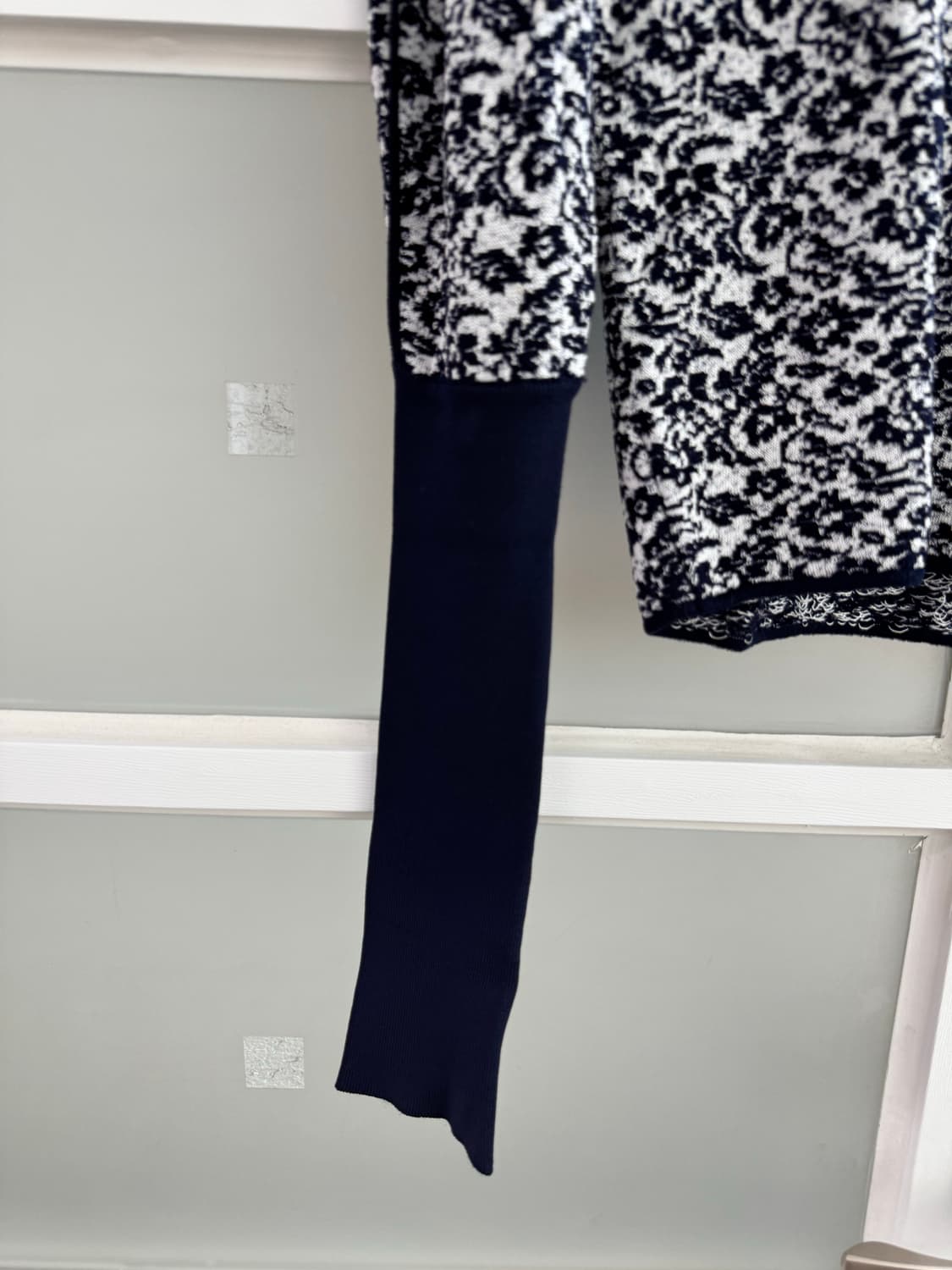 [끌로에] 플로럴 자카드 니트 네이비 롱슬리브 S-M 상품이미지3