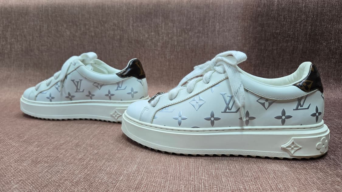 루이비통 정품  230mm- 일회착 타임아웃 이니셜 레더 스니커즈  상품이미지4