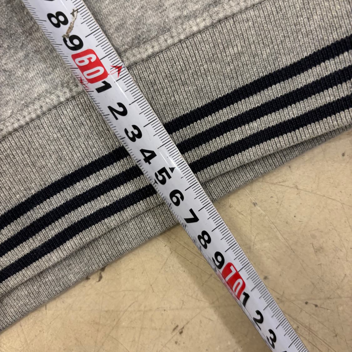 아디다스 오리지널 스몰로고 그레이 맨투맨 상품이미지4