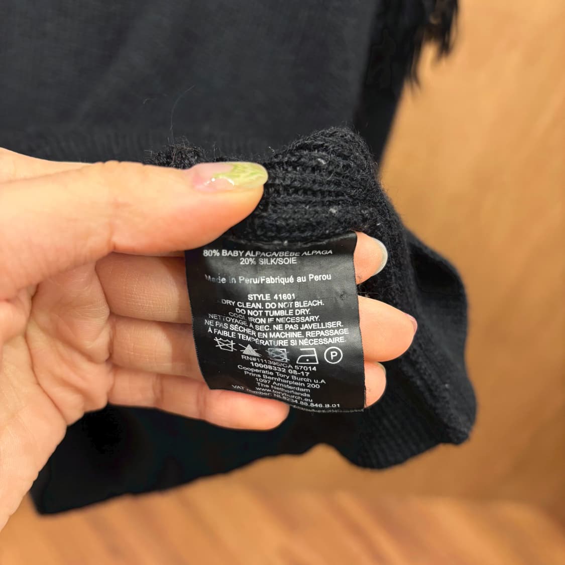 토리버치 라운드넥 긴팔 니트 밑단 시보리 어깨 프린지 디테일 블랙 상품이미지8