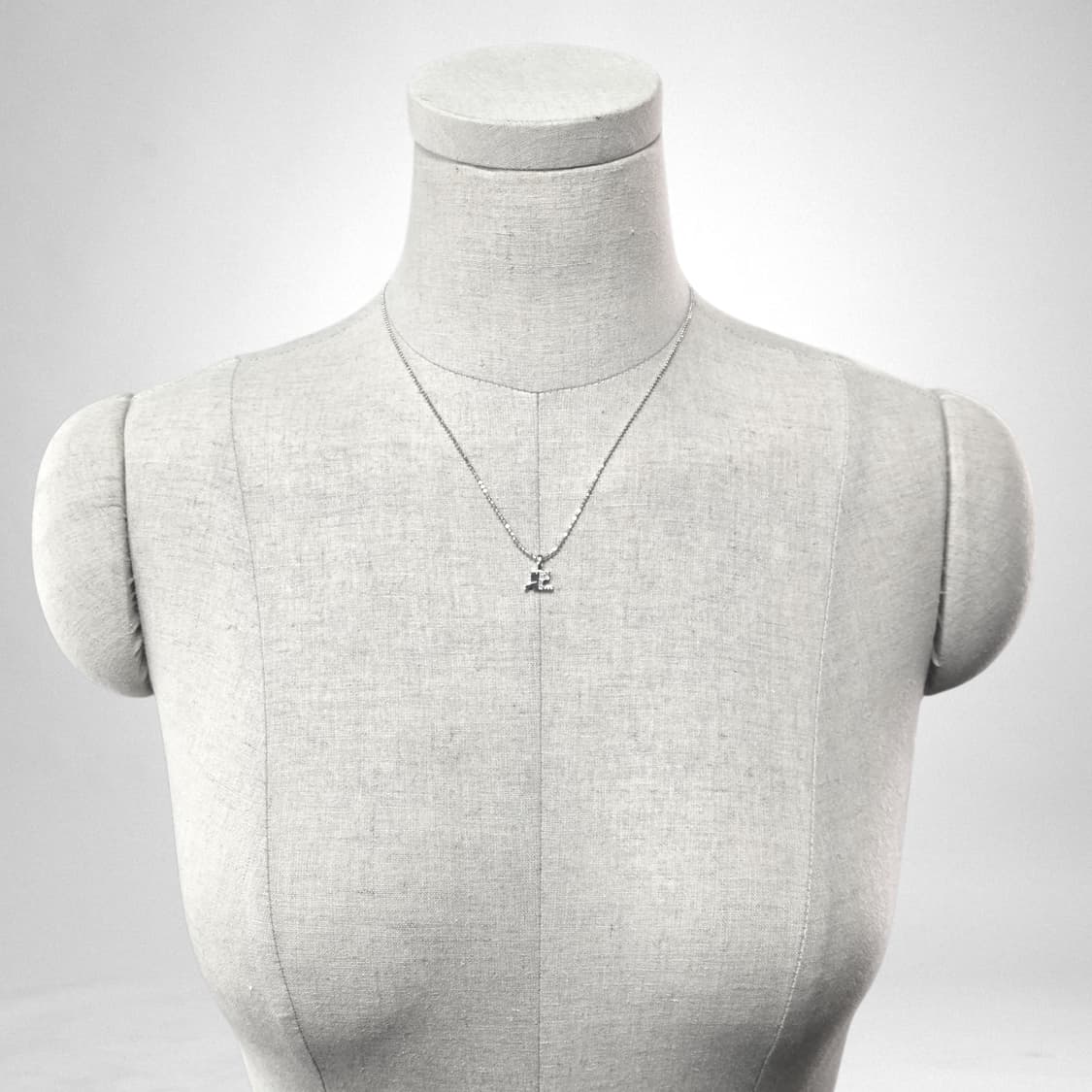 꾸레쥬 로고 목걸이 상품이미지4