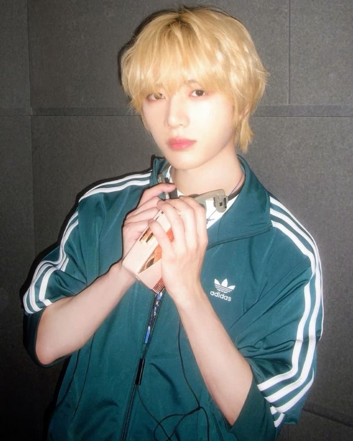 아디다스 파이어버드 딥그린 져지 투바투 범규 착용 상품이미지6