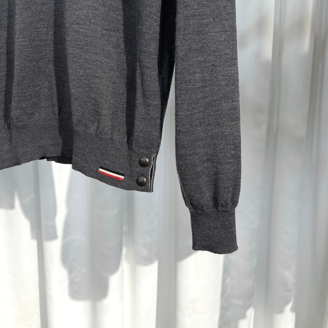 [새상품급] 몽클레어 브이넥 와펜 패치 니트 그레이 상품이미지2