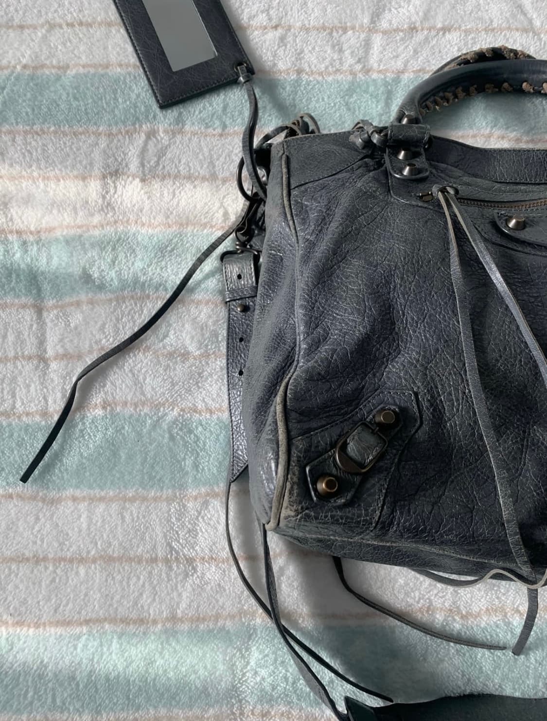 발렌시아가 클래식 시티 벨로백 볼케닉 락 상품이미지2