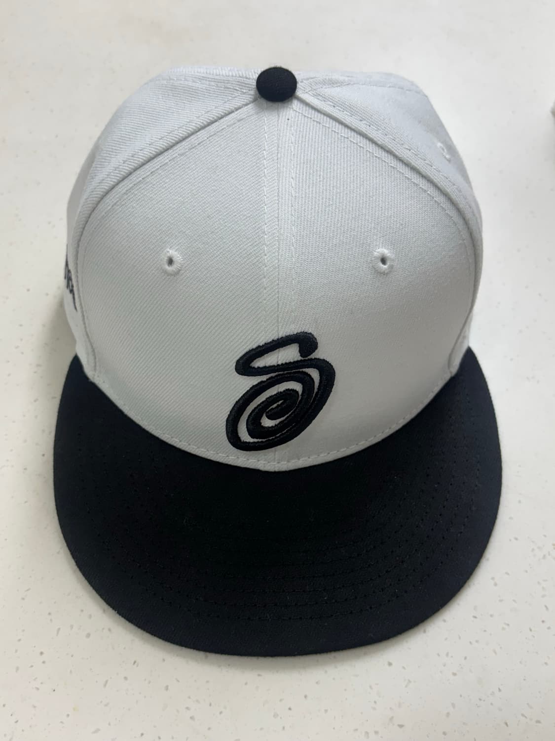 스투시 컬리 S 뉴에라 59Fifty 화이트/블랙 상품이미지1