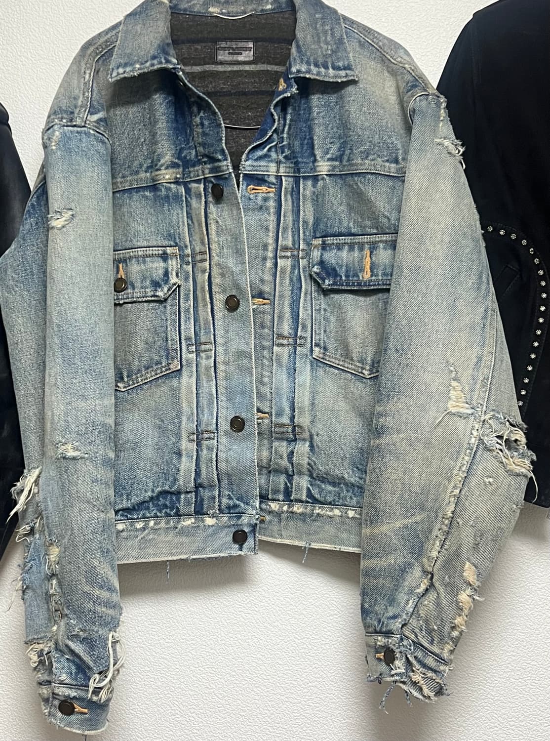 SAINT LAURENT DESTROYED DENIM JACKET 상품이미지4
