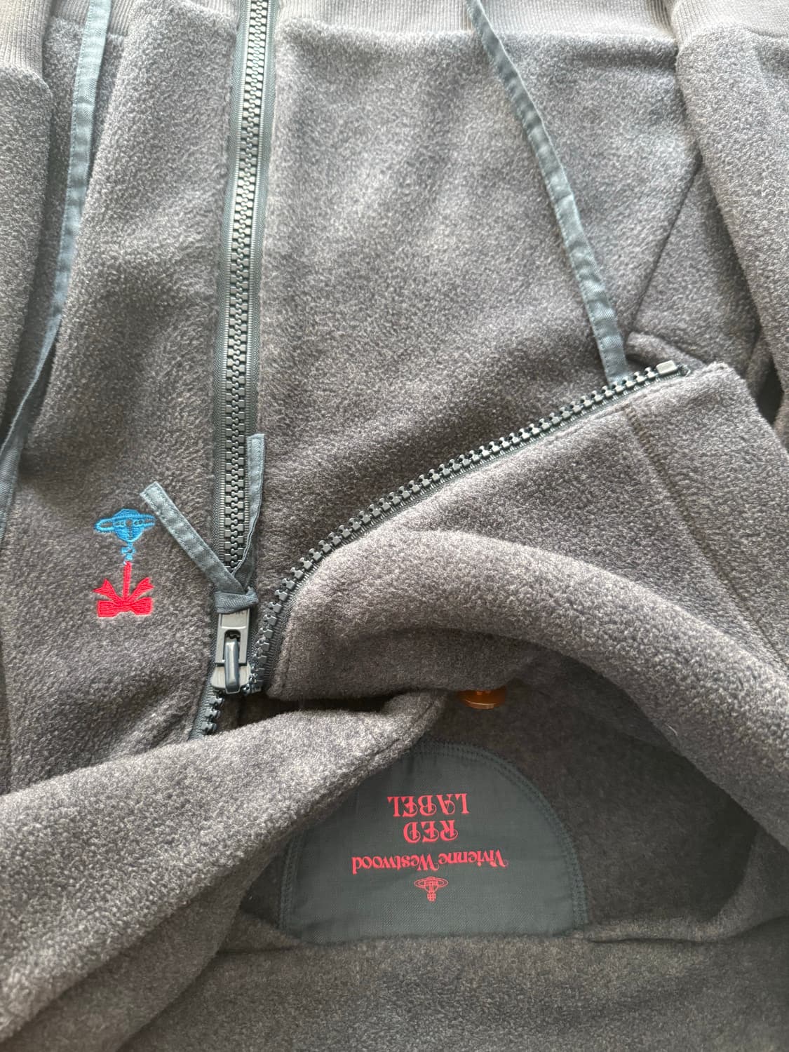 비비안 웨스트 레드라벨 하이넥 플리스 집업 상품이미지3