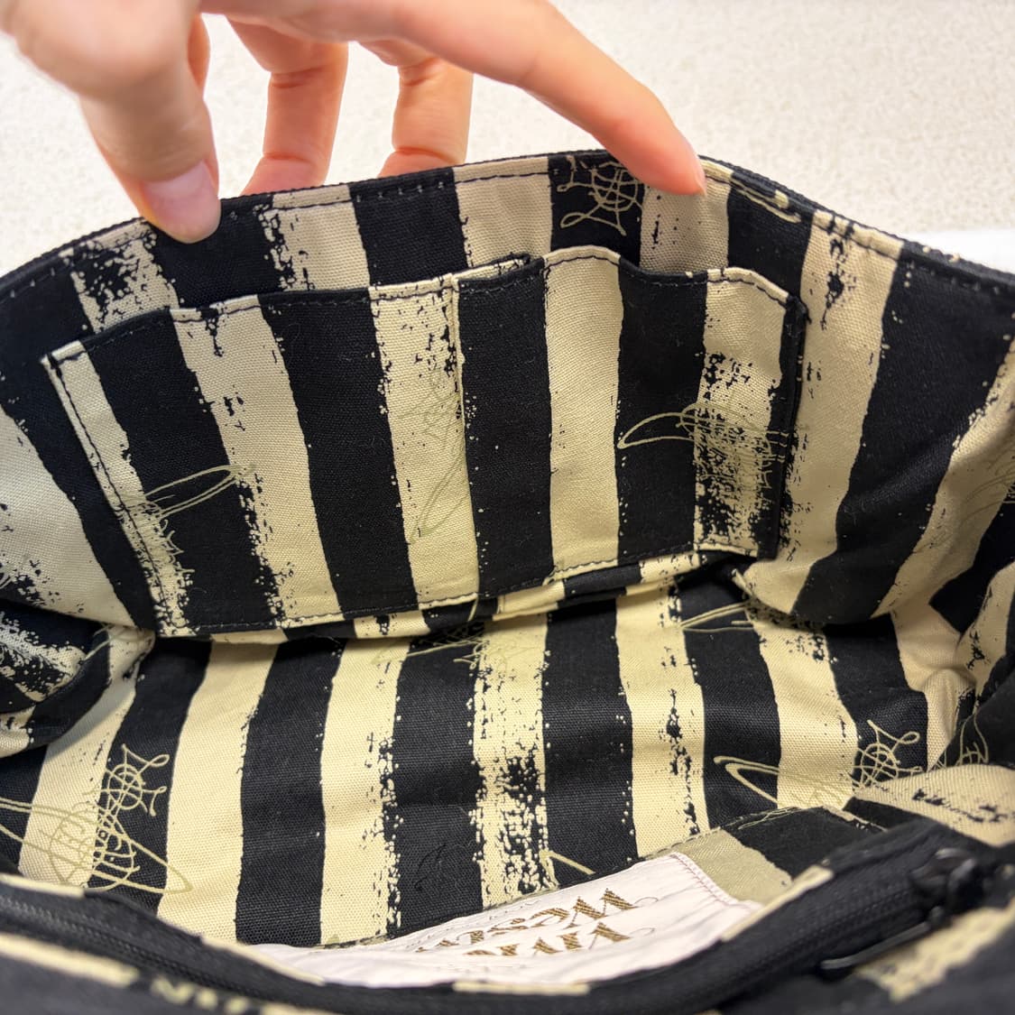 비비안웨스트우드 캔버스 크로스 숄더백 상품이미지9