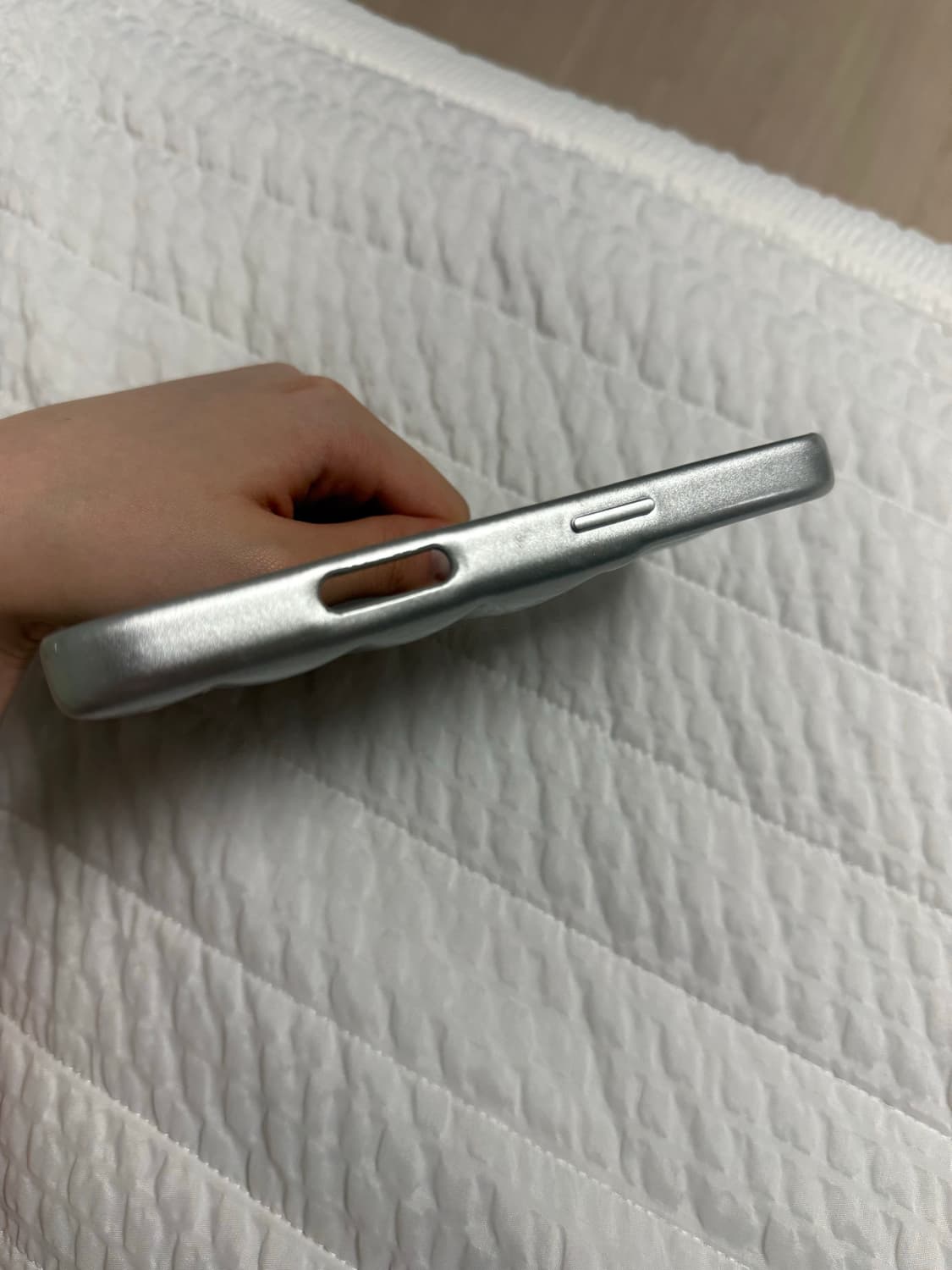 아이폰16프로 어반소피스티케이션 케이스 크롬 실버 상품이미지4