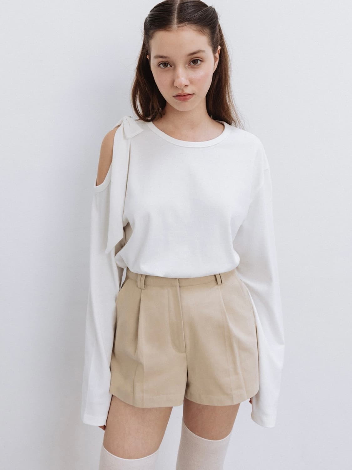 새상품) 더티스 리본 숄더 컷 티셔츠 상품이미지1