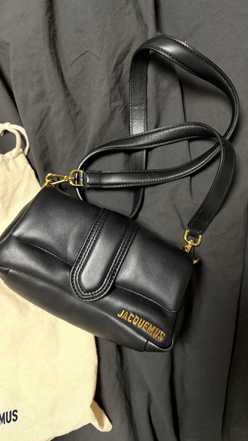 [Jacquemus] 자크뮈스 르 쁘띠 푸퍼 램스킨 밤비무백 블랙 상품이미지1