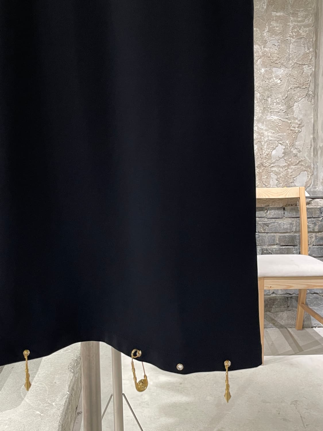 베르수스 베르사체 블랙 헴 골드 로고 클립 레이온 하프티 상품이미지5