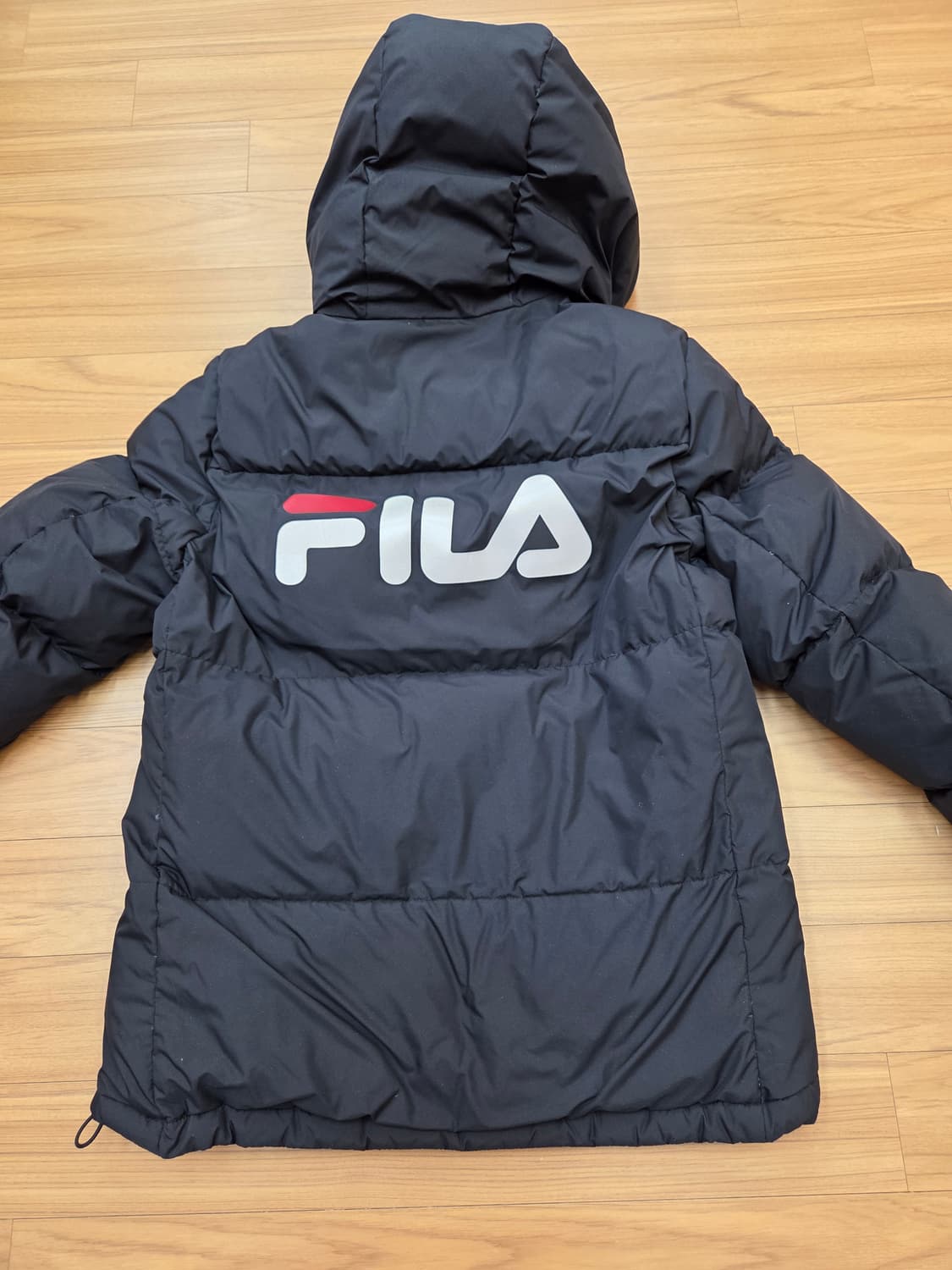 검정색 휠라 패딩 M사이즈입니다. 겉감은 폴리에스터 100%라 가볍고 따 상품이미지2