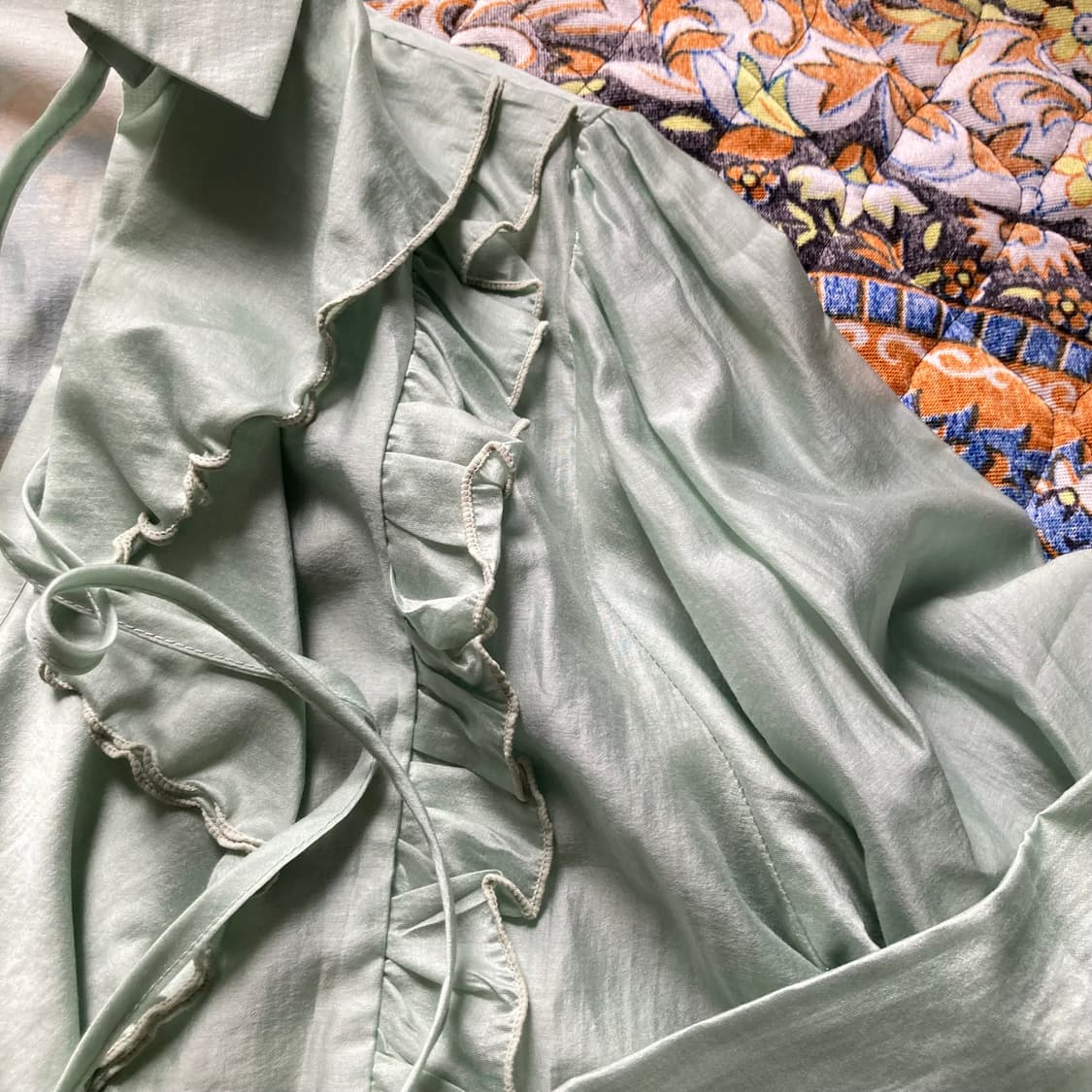 살롱드서울 러플 페미닌 타이 블라우스 민트 그린 상품이미지8