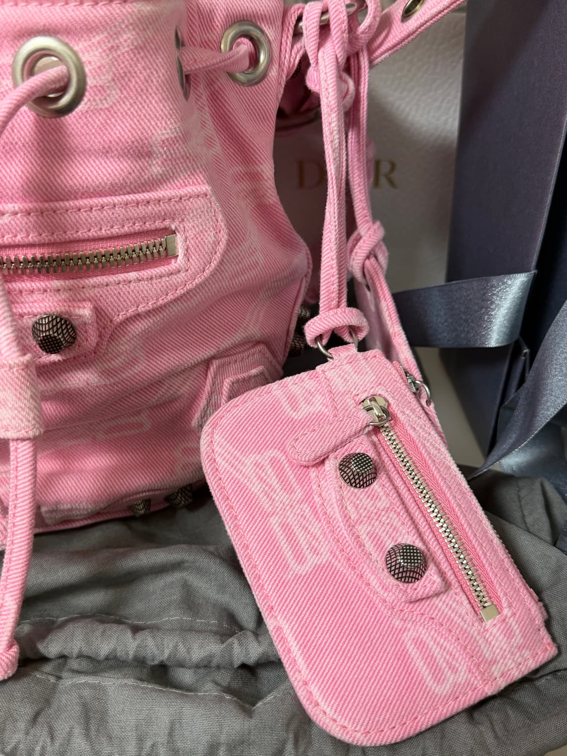 1회착용) 정품 발렌시아가 버킷백 xs 상품이미지4