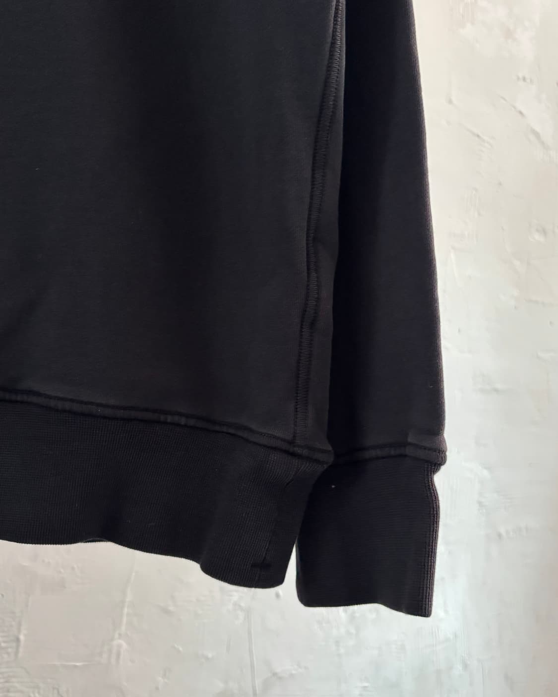 Stone Island 스톤아일랜드 블랙 컬러 와펜 숄더 디테일 맨투맨 상품이미지3