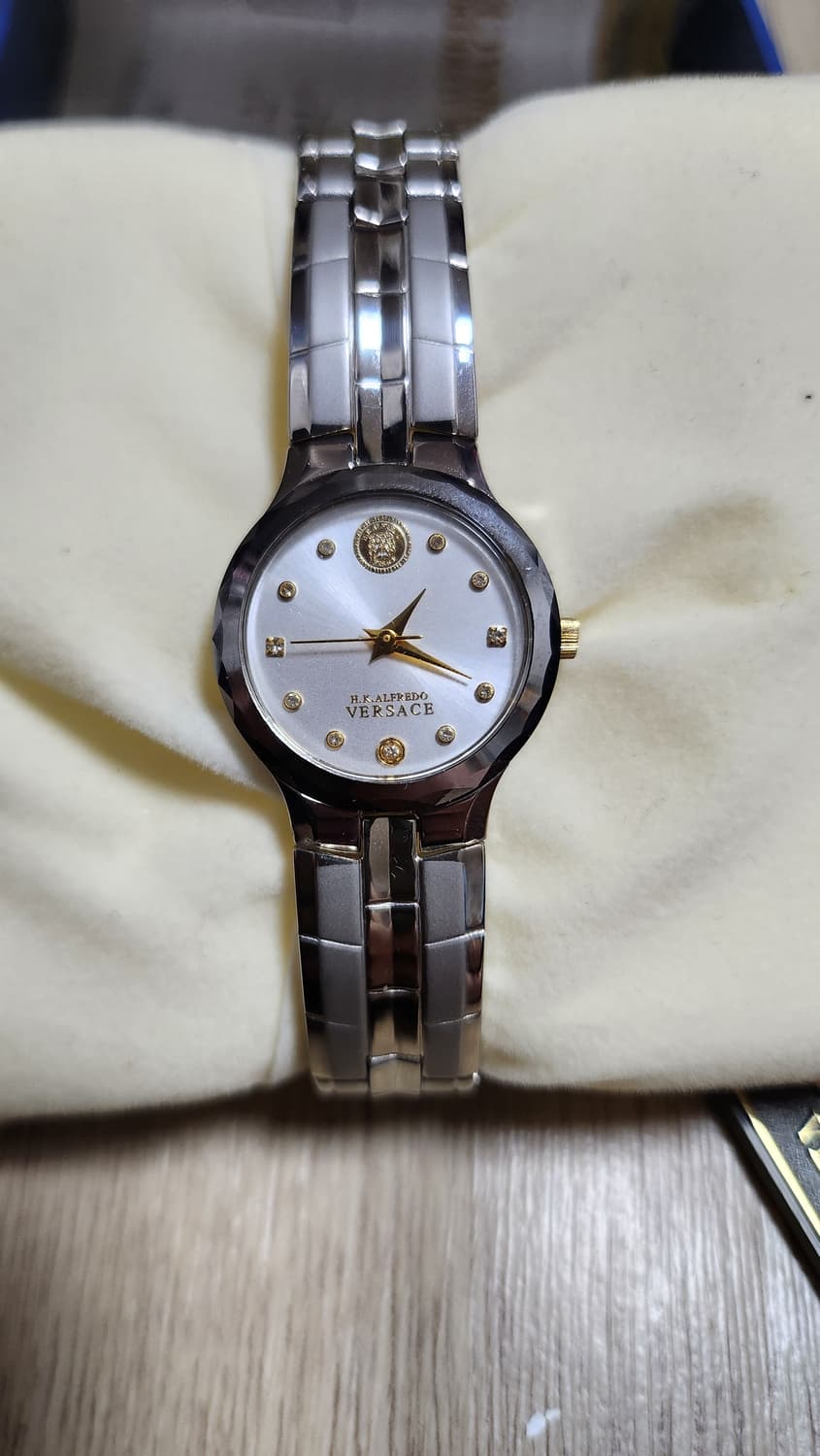 베르사체 메탈밴드 여성손목시계 팝니다. 상품이미지1