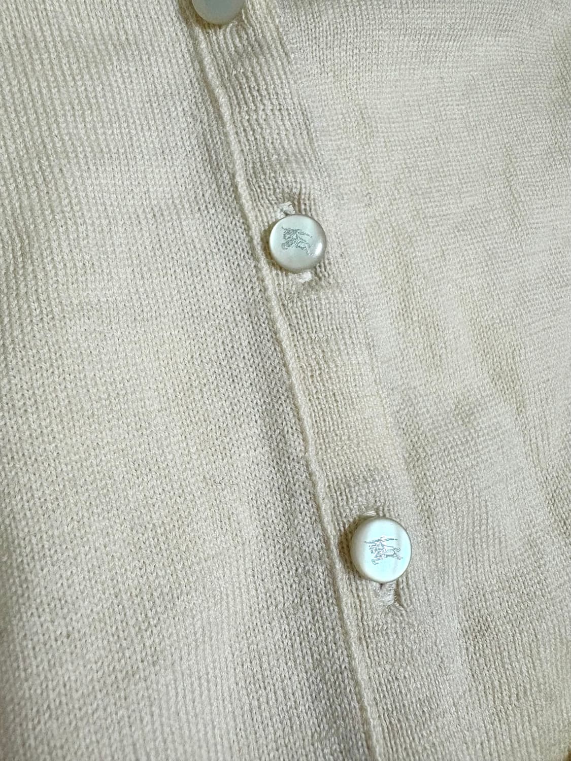 버버리 블루라벨 기마로고 노바체크 로즈골드 크림 니트 가디건 38사이즈 상품이미지3