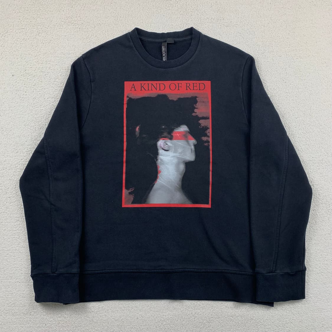 닐바렛 어 카인드 오브 레드 맨투맨 블랙 상품이미지1