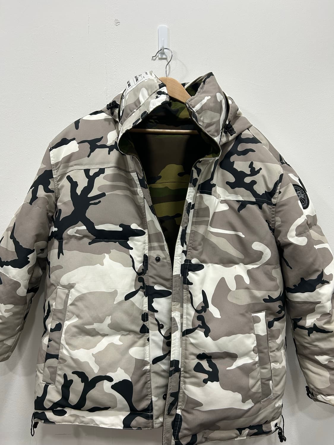 베트멍 x 캐나다구스 신상 카모 맥밀란 리버시블 패딩 여성 S사이즈 상품이미지8