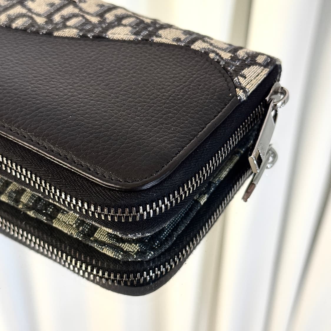 (신형) 디올 오블리크 새들 지퍼돌이 장지갑 블랙 2ADBC315YKS 상품이미지7