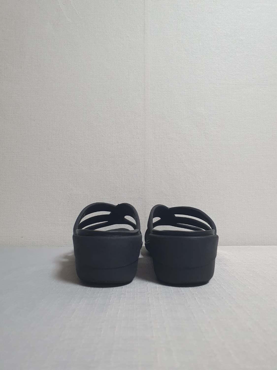 250mm 크록스 산라 스트래피 웨지 샌들 블랙 W8 상품이미지3