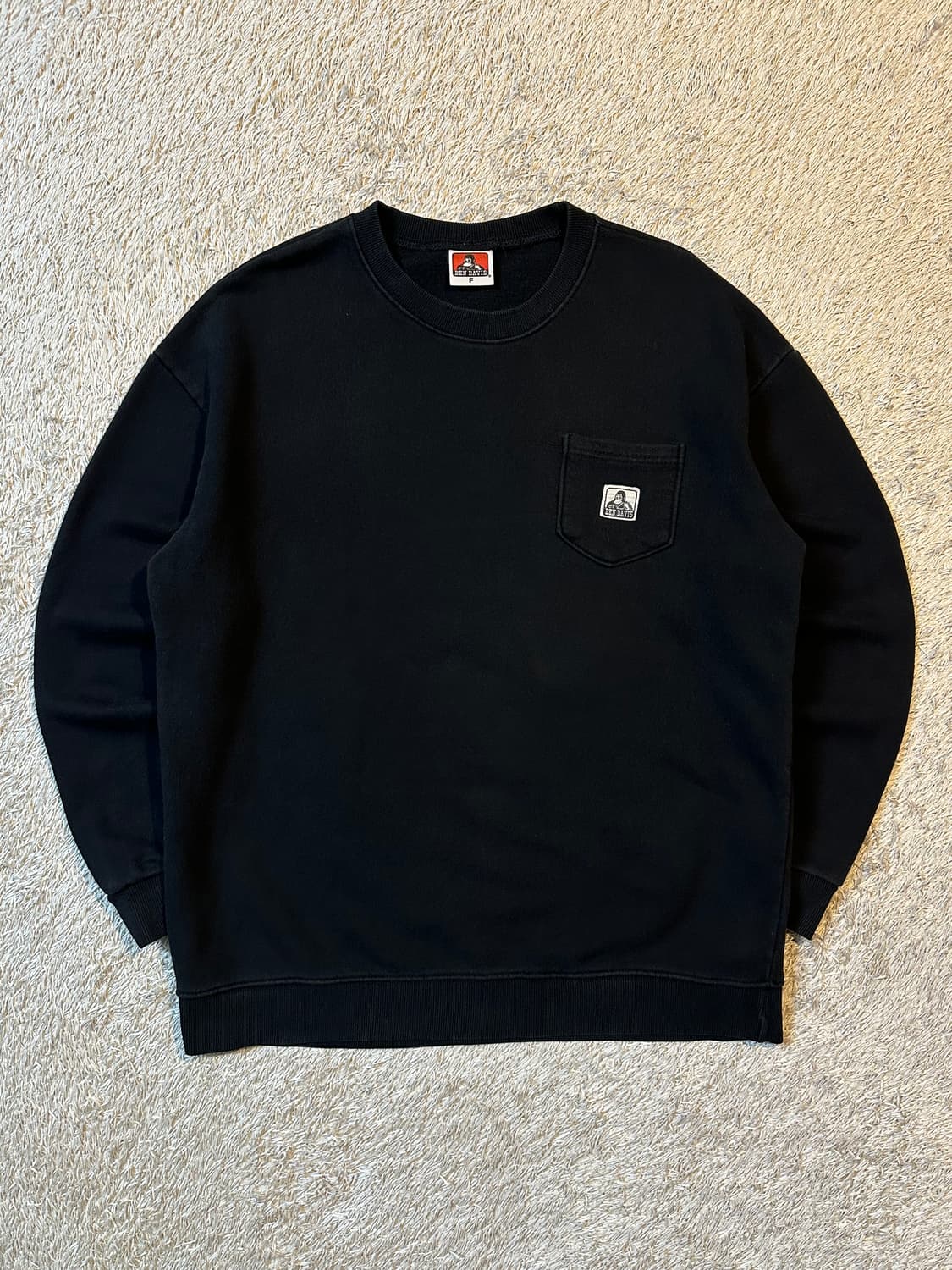 벤데이비스 BEN DAVIS 원포켓 패치 맨투맨 블랙 상품이미지1