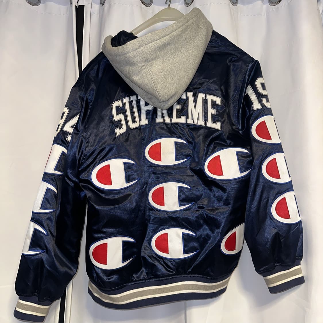 슈프림 x 챔피온 후드 사틴 바시티 자켓 상품이미지4