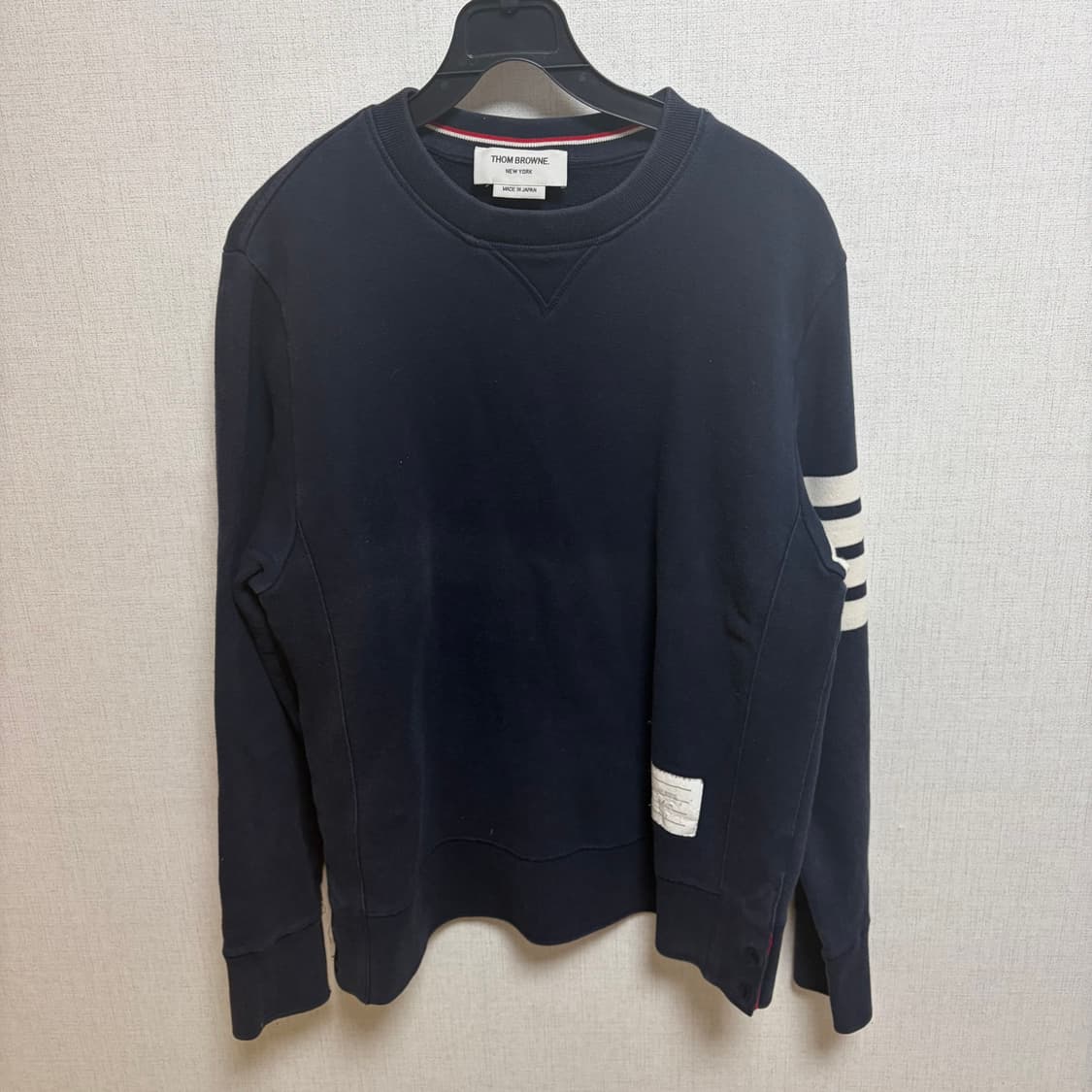 톰브라운 사선완장 맨투맨 상품이미지1