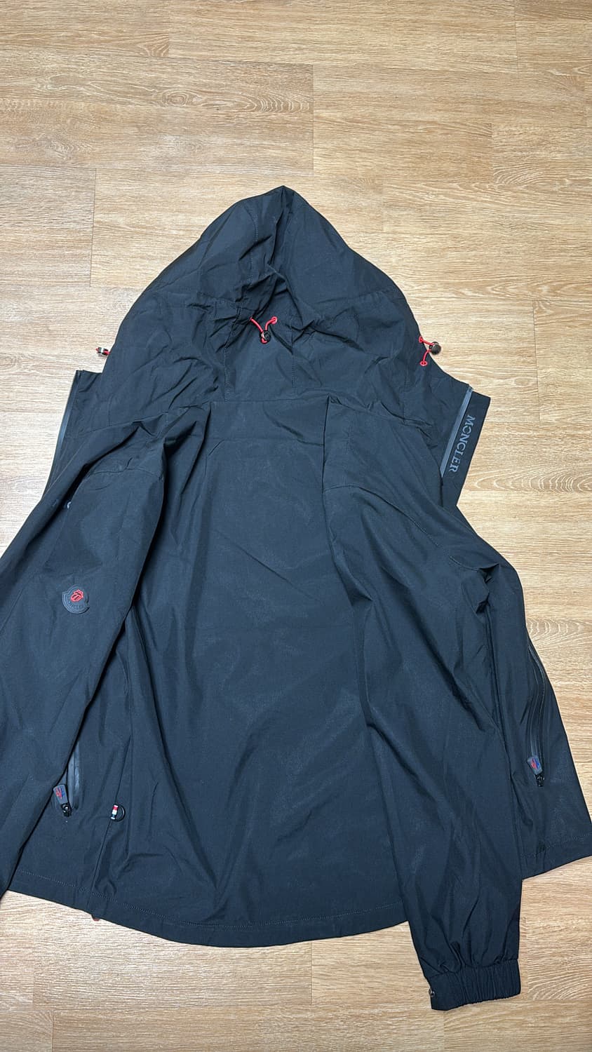 몽클레어 바람막이(여성용) 사이즈2 판매합니다! 상품이미지3