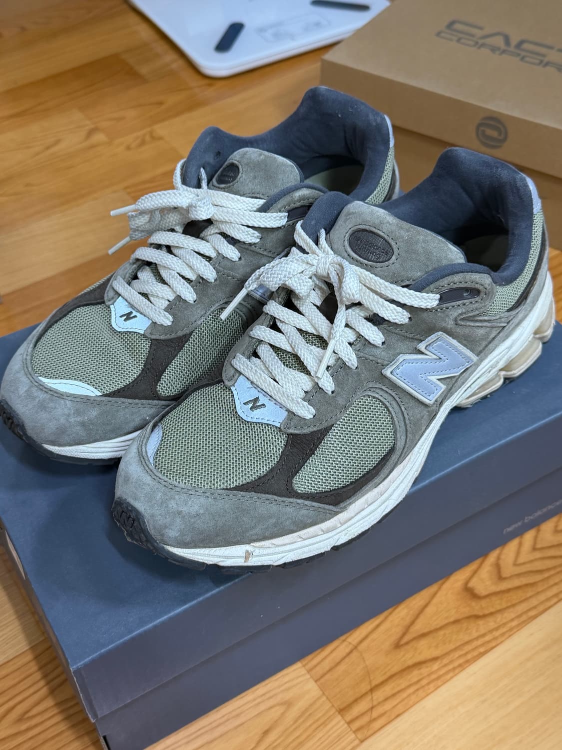 뉴발란스 2002 카키 (275) 상품이미지3