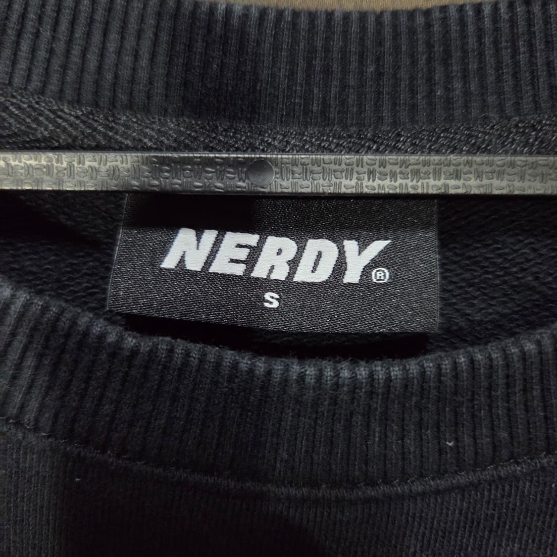 널디 NERDY 검정색 맨투맨 티셔츠 상품이미지2