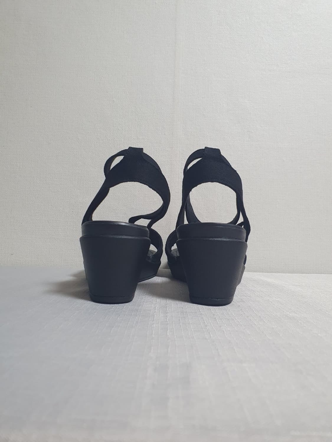 크록스 레이안 앵클 시퀸 웨지 샌들 블랙 240mm 상품이미지4