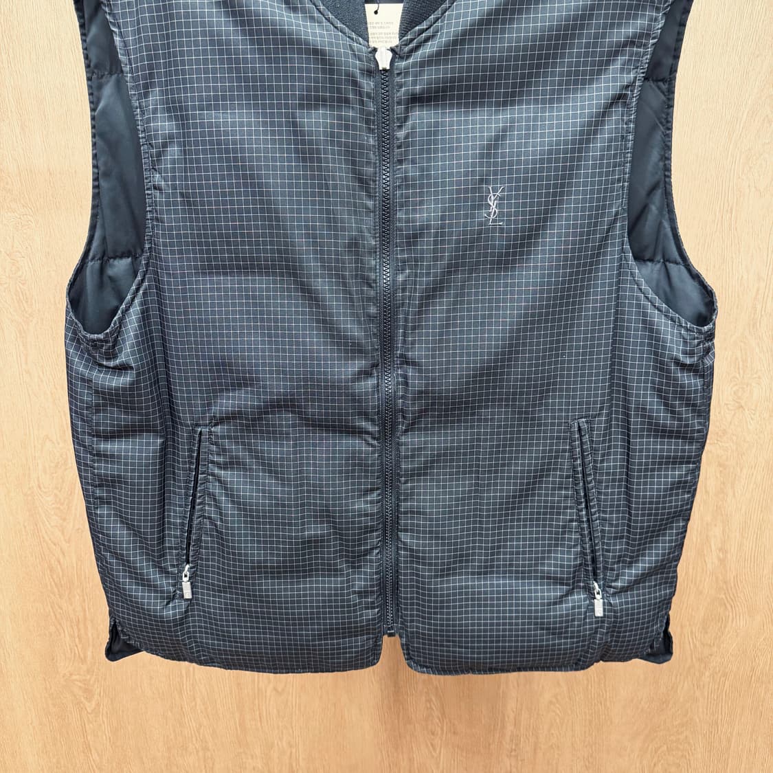 입생로랑 리버시블 패딩 베스트 솔리드 블랙 체크 패턴 로고 디테일 블랙 상품이미지7