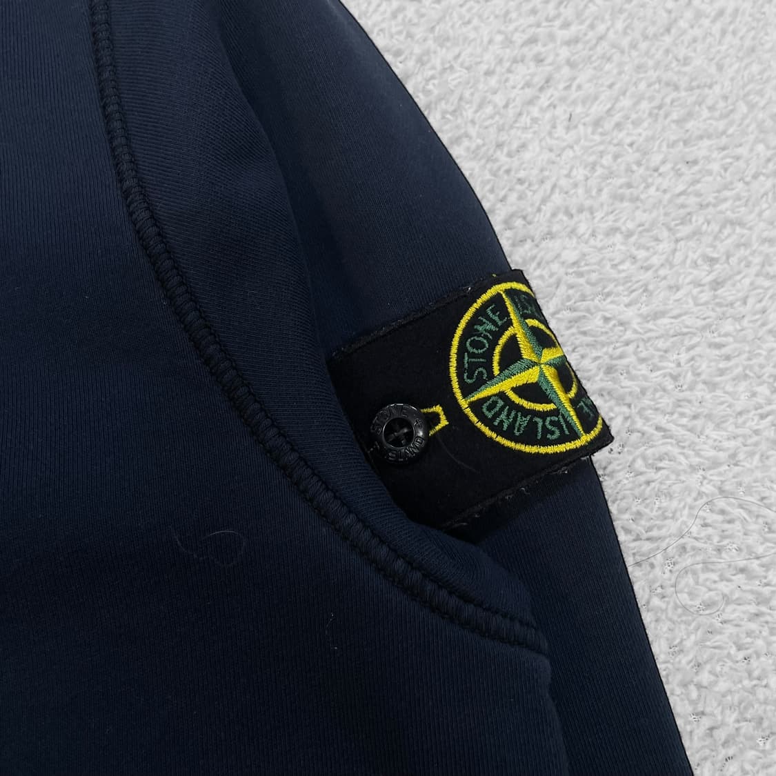 스톤아일랜드 와펜 패치 크루넥 맨투맨 네이비 상품이미지2