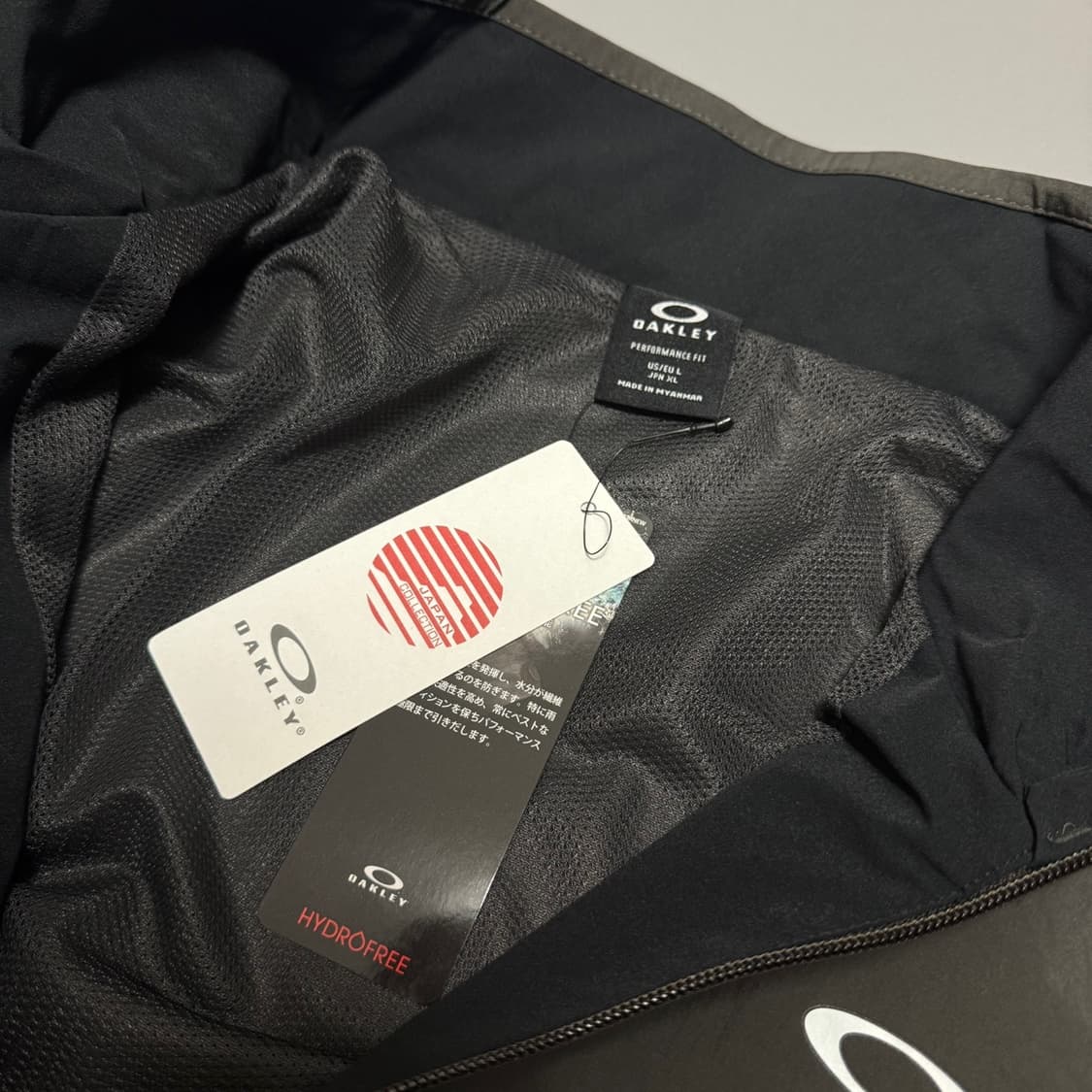 오클리(OAKLEY) 차콜 그레이 컬러블록 테크 하이넥 윈드브레이커 상품이미지3