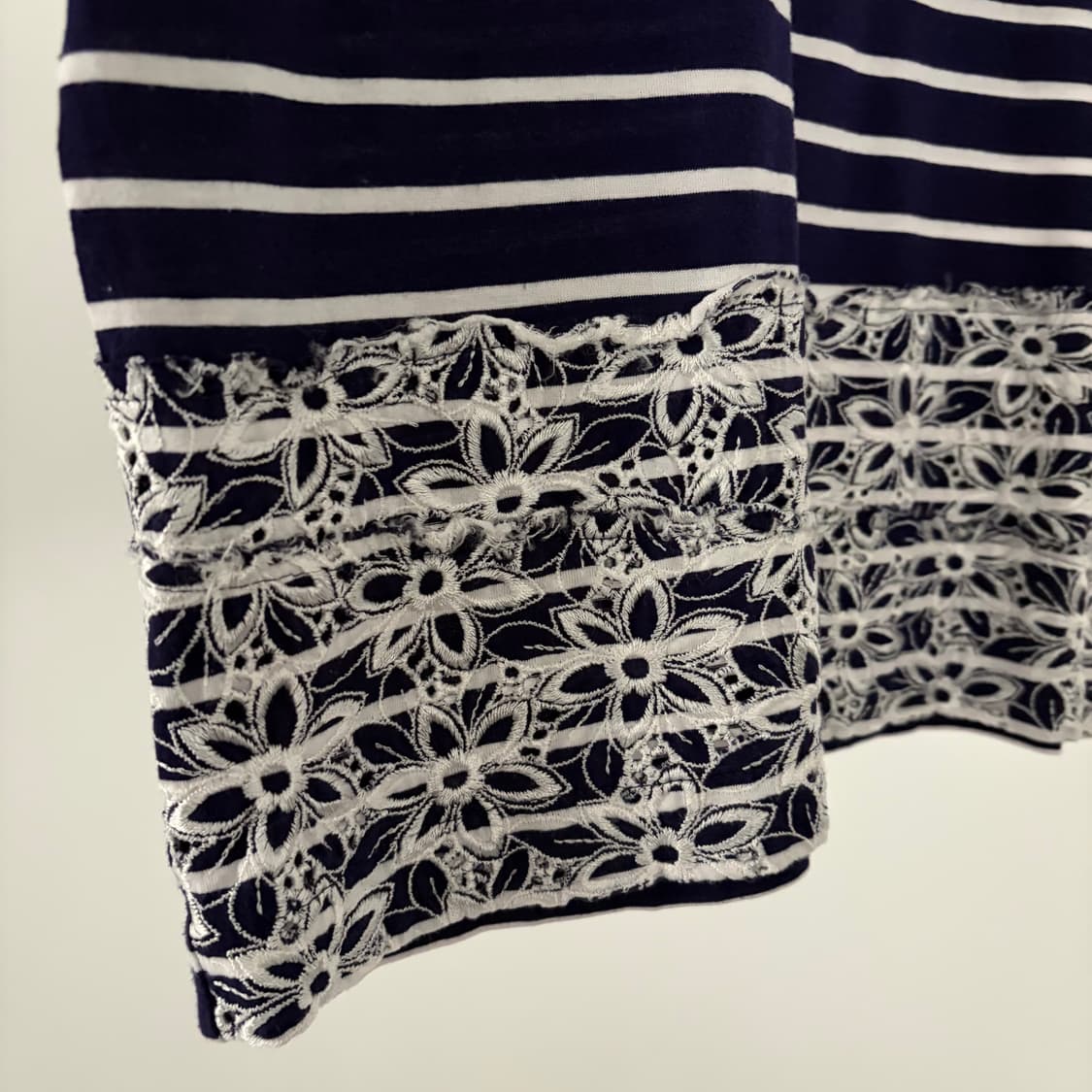 Floral Embroidered Stripe Half T 상품이미지5