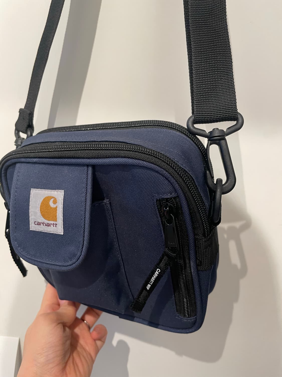 칼하트 WIP 에센셜 백 블루 크로스백 상품이미지3