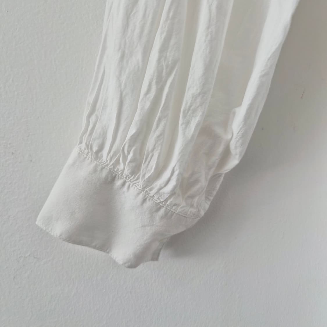 LOWRYS FARM 코튼 화이트 리본 셔링 블라우스 상품이미지7