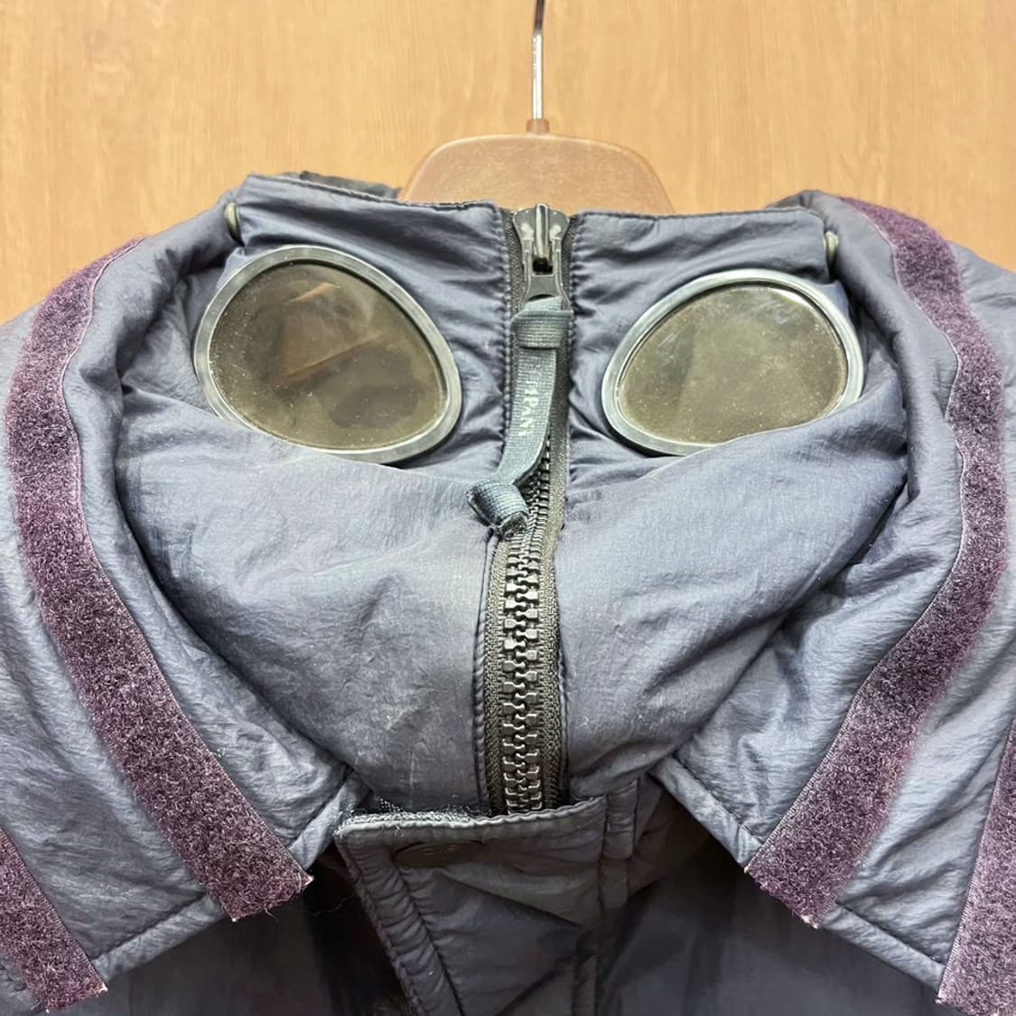 C.P. 컴퍼니 고글 파카 패딩 하이넥 슬리브 포켓 디테일 네이비 상품이미지6